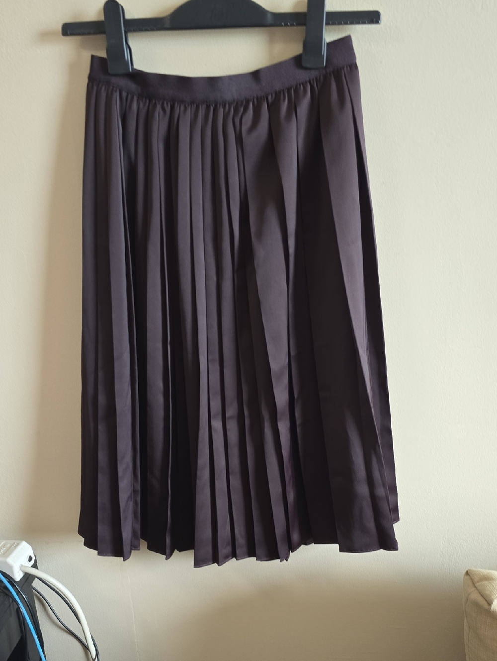 Uniqlo Pleated Midi Skirt in Dark Brown